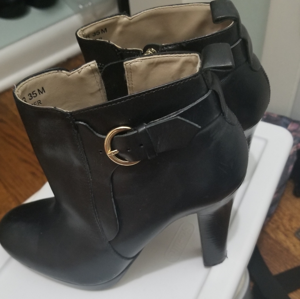 Booties black leather zip up